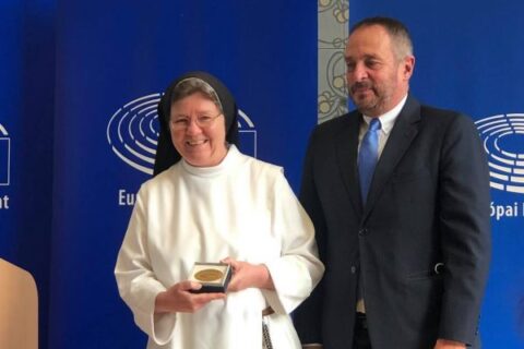 245167285_158540646495400_1864181993861099028_n-600x905